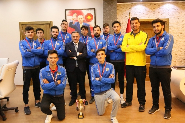 Develi Belediyesi Voleybol Kulübünün Genç Takımından Üçüncülük Başarısı