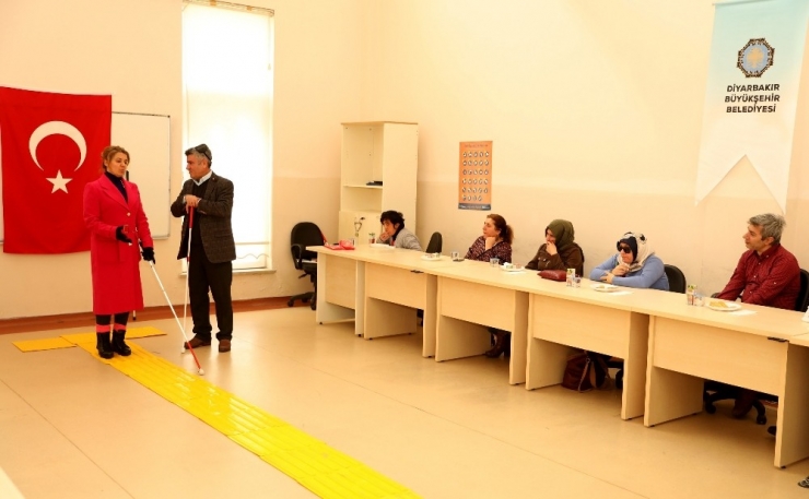 Büyükşehir Belediyesinden Görme Engellilere Bağımsız Hareket Eğitimi