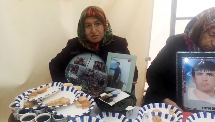 Hdp Önünde Pkk Tarafından Kaçırılan Oğlunu Bekleyen Anneden En Acı Doğum Günü Kutlaması