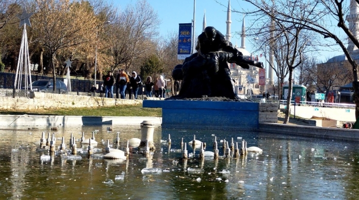 Edirne’de Süs Havuzları Buz Tuttu