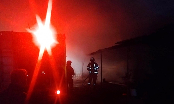 Odun Deposu Yangını Eve Sıçramadan Söndürüldü