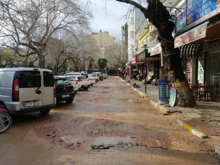 Erdek’te Vatandaşlar Çukurlara Tepki Gösteriyor