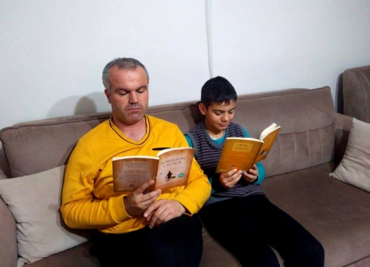 Erzincan’da Öğrenci Ve Veliler Televizyonları Kapatıp Kitap Okuyor