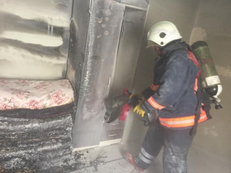 Evde Çıkan Yangında Mahsur Kalan Genci İtfaiye Kurtardı