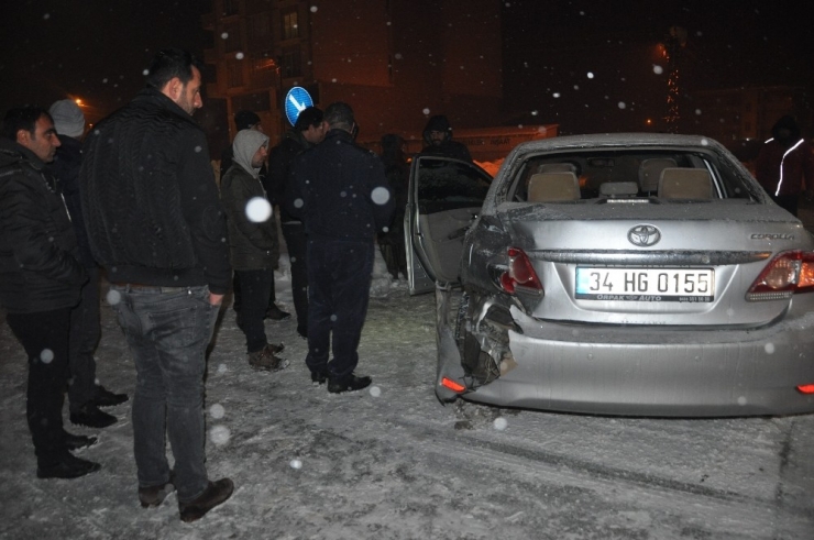 Yüksekova’da Maddi Hasarlı Trafik Kazası