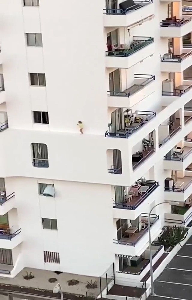 İspanya’da Küçük Kızın Tehlikeli Oyunu Kamerada