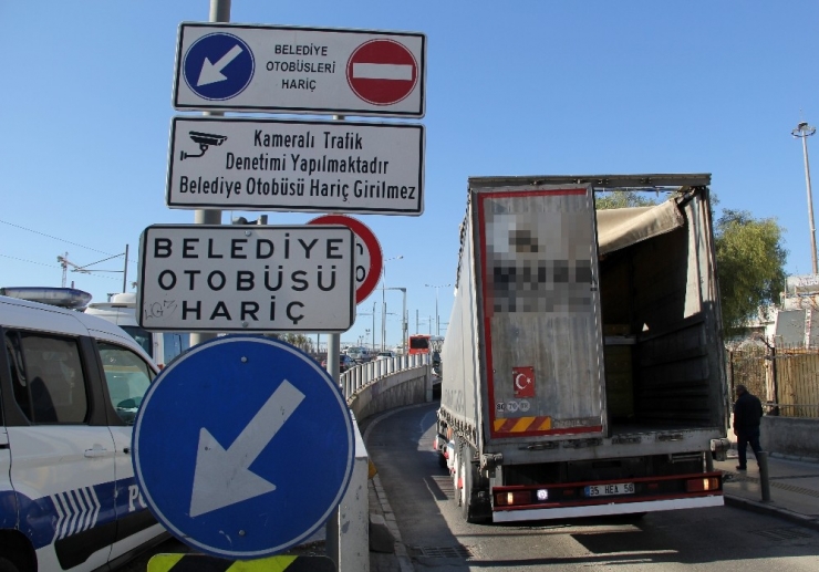 İzmir’de Yasaklı Yola Giren Tır, Köprüye Takıldı