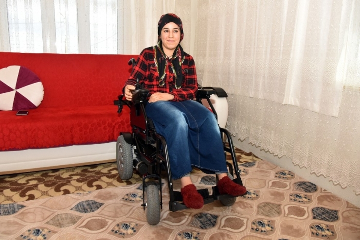 Engelli Genç Kız Akülü Tekerlekli Sandalyesine Kavuştu