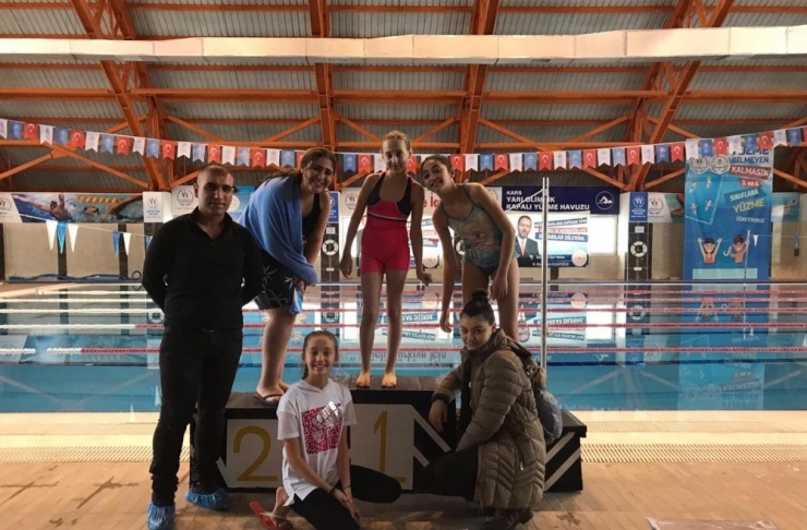 Kars’ta Yüzmede Dereceye Girenler Madalyalarını Aldı