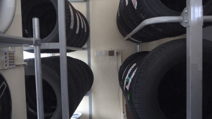 Hırsızların Dakikalar İçerisinde Onlarca Kış Lastiği Çaldığı Anlar Kamerada