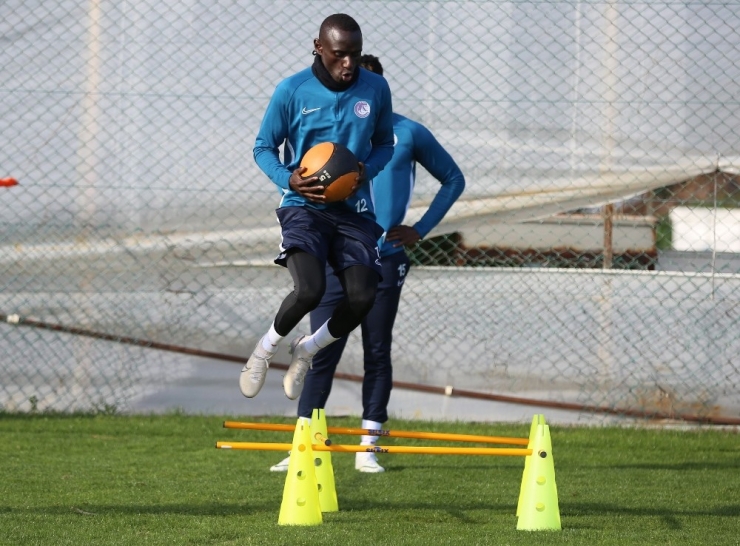 Dialiba Diabang: “İlk Yarıyı 3. Bitiren Bir Takım Neden Sezon Sonu Şampiyon Olmasın”