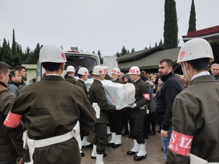 Astsubay Eşini "Güle Güle Aşkım" Diyerek Uğurladı