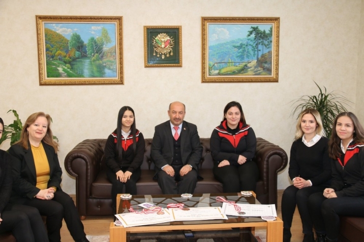 Madalyalı Hayme Ana Mtal Öğrencilerinden Müdür Başyiğit’e Ziyaret