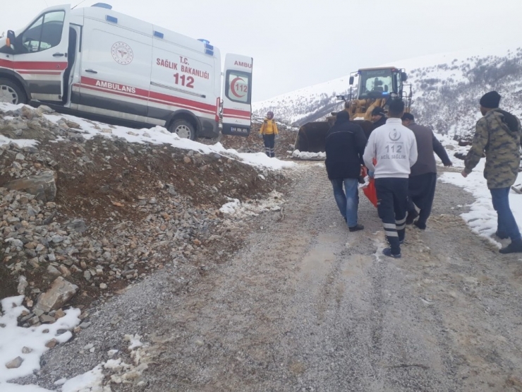 Evinde Mahsur Kalan Felçli Kadını Karla Mücadele Ekipleri Kurtardı