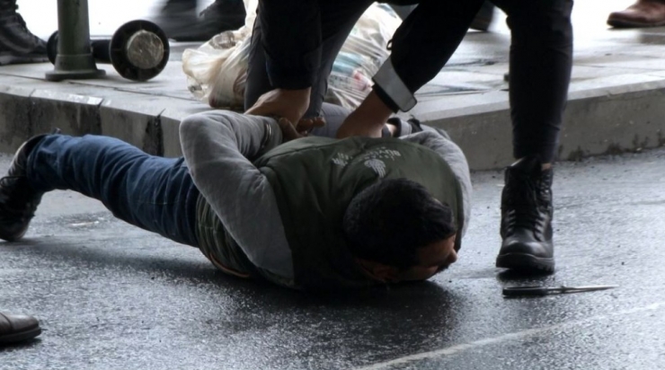 Mecidiyeköy’de Tenis Raketi Ve Makasla Birbirlerine Saldırdılar