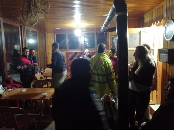 Mersin’de 2 Metrelik Karda Mahsur Kalan 10 Kişi Kurtarıldı