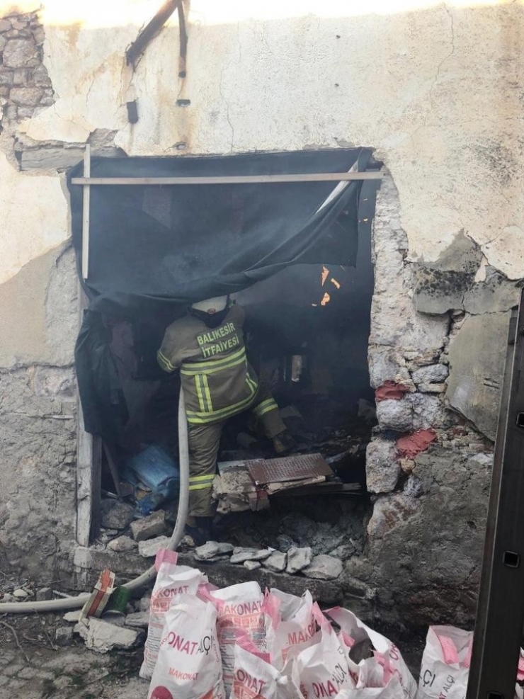 Metruk Bina Hep Yanıyor, İtfaiye Söndürüyor