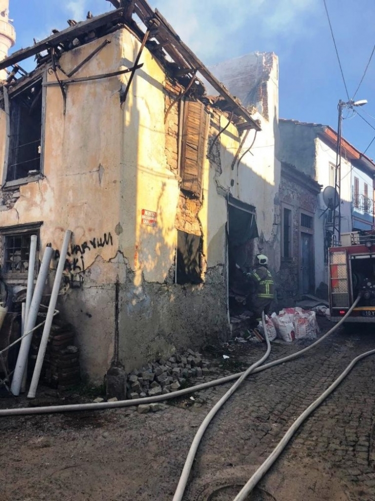 Metruk Bina Hep Yanıyor, İtfaiye Söndürüyor