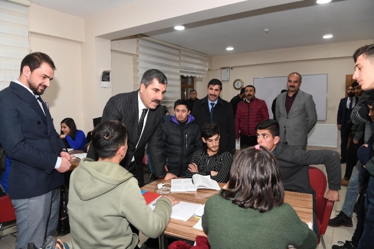 Başkan Asya’dan Üniversiteye Hazırlanan Öğrencilere Kaynak Kitap Desteği