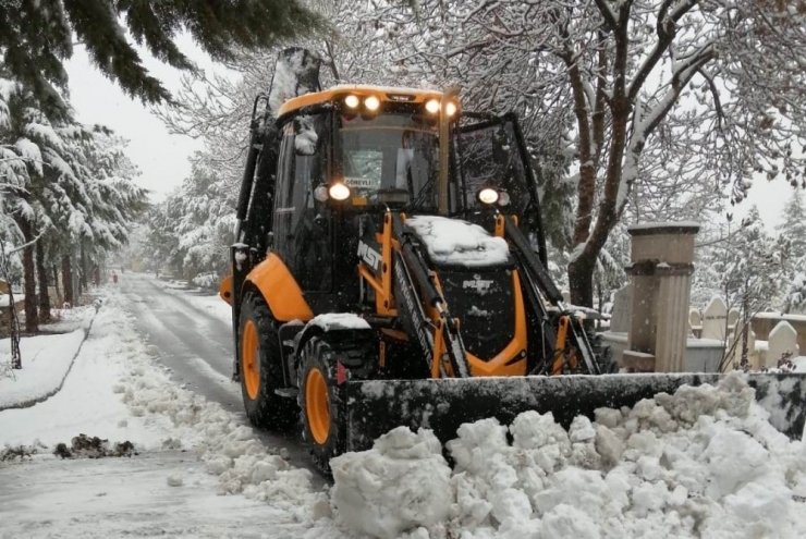 Nevşehir Belediyesi Ekipleri Karla Mücadele Ediyor