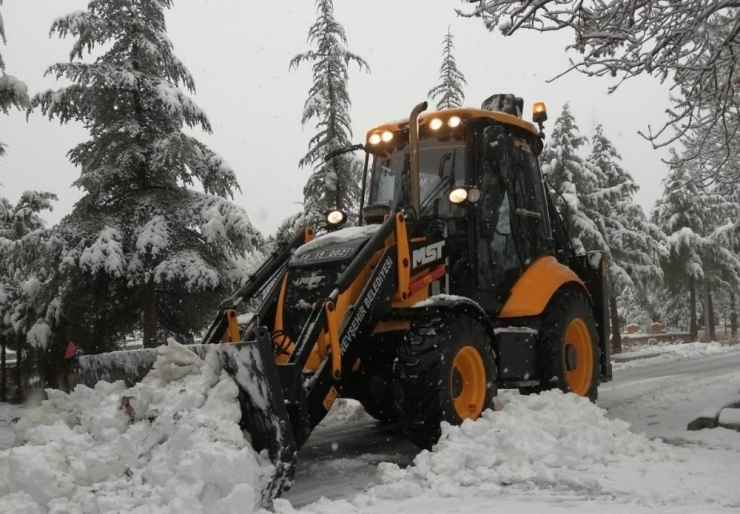 Nevşehir Belediyesi Ekipleri Karla Mücadele Ediyor