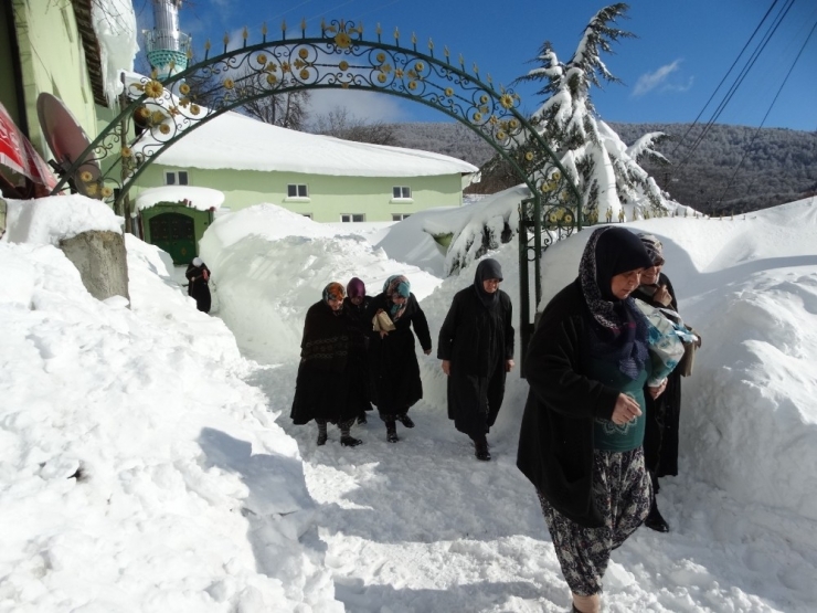 Safa Köyünde Kar Kalınlığı 3 Metreye Geçti