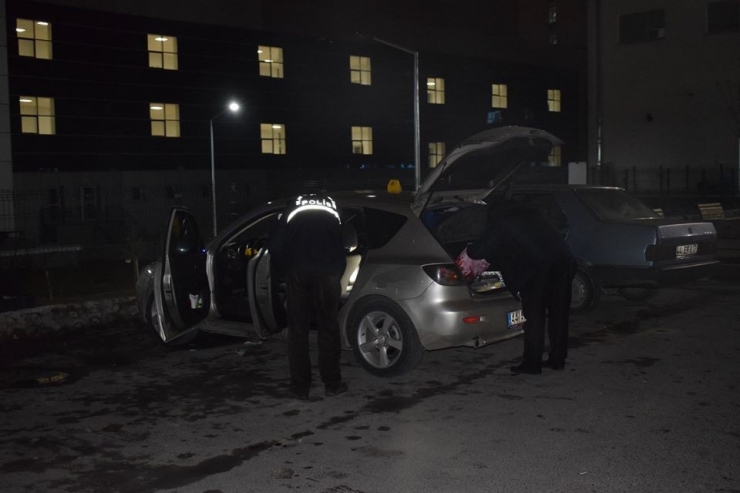 Seyir Halindeki Araçta Silahla Kazara Kendini Vurdu