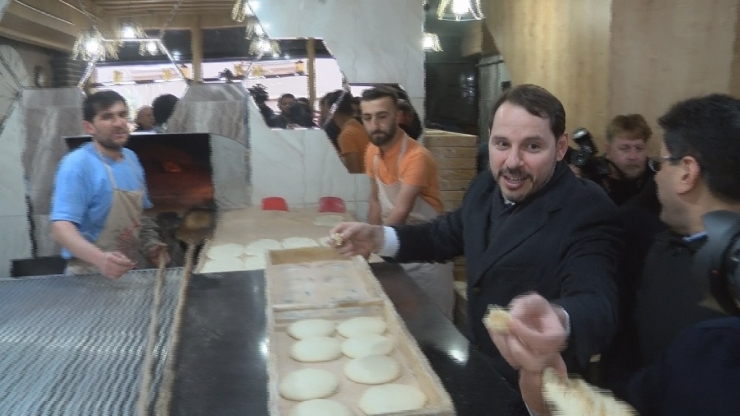 Bakan Albayrak Kendisine İkram Edilen Pideyi Gazetecilerle Paylaştı
