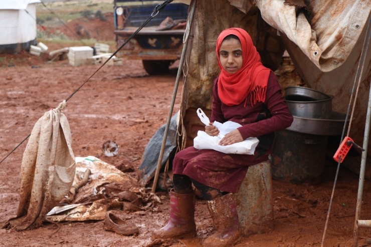 İdlib’de Sivillere Sıcak Yemek