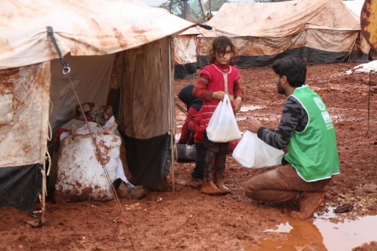 İdlib’de Sivillere Sıcak Yemek