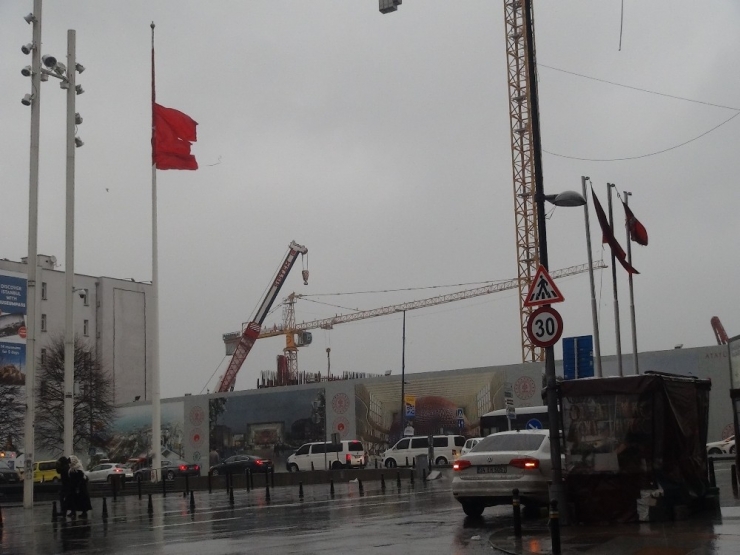 Taksim’de Yırtılan Dev Türk Bayrağı Değiştirildi