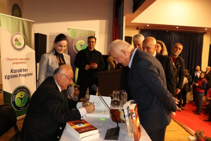 Ali Özveren, Son Kitabı ‘Yol Ve Yolcu’yu Okurlar İçin İmzaladı