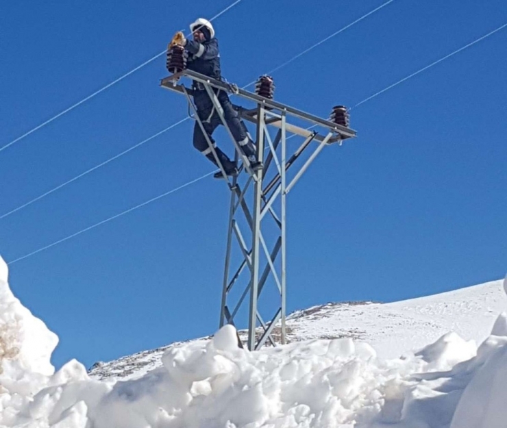 Vedaş Ekibinin Zorlu Mesaisi
