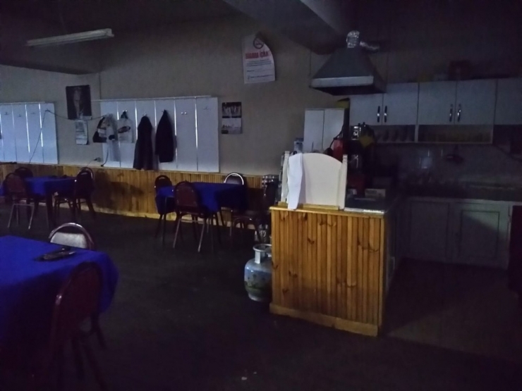 İki Gündür Mum Işığında Oturuyorlar