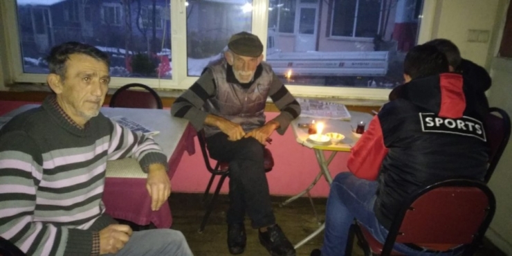 İki Gündür Mum Işığında Oturuyorlar