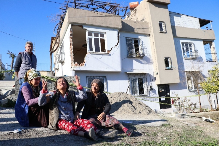 Evlerinin Çöküşünü Oturup İzlediler