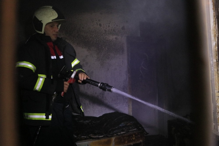 Evde Yalnız Yaşayan Kişi Uykusunda Yangına Yakalandı