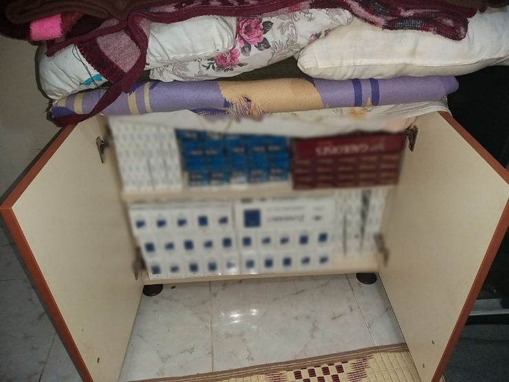 Evdeki Çekmecelerden Kaçak Sigara Fışkırdı