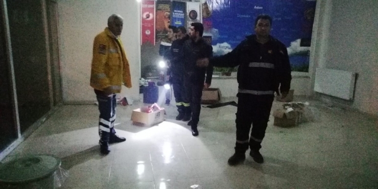 Bina Girişinde Yakılan Ateş Paniğe Neden Oldu