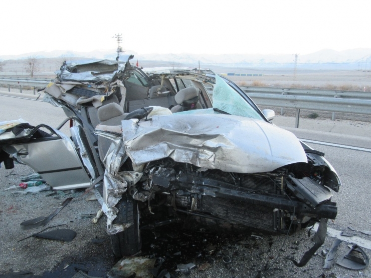 Afyonkarahisar’da Otomobil Tıra Çarptı: 1 Ölü, 2 Yaralı