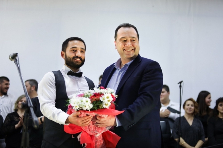 Akhisar Belediyesi Thm Korosu İlk Konserini Verdi