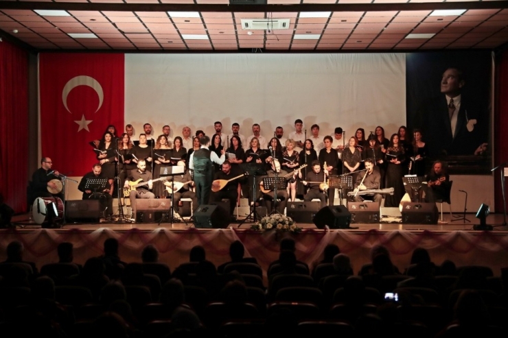 Akhisar Belediyesi Thm Korosu İlk Konserini Verdi