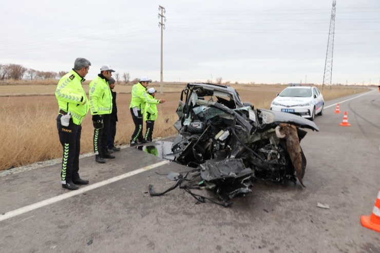Aksaray’da Servis Minibüsü İle Otomobil Çarpıştı: 16 Yaralı