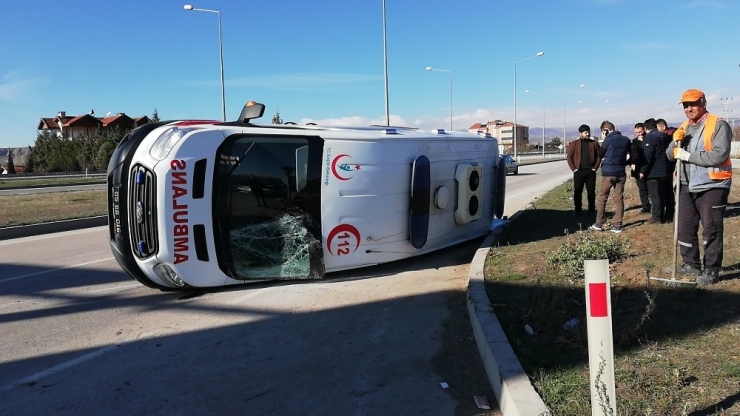 Hafif Ticari Araç İle Ambulansla Çarpıştı: 5 Yaralı