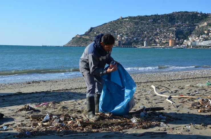 Büyükşehir Belediyesi Alanya’da Fırtına Ve Sağanak Yağışın İzlerini Temizliyor
