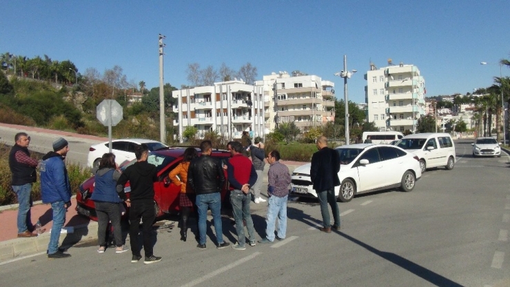 Kadın Sürücülerin Kazasında Erkekler Birbirine Girdi