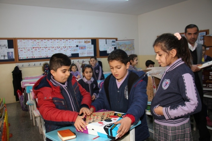 Üniversite Öğrencilerinden Köy Okuluna ‘Zeka Oyunları’ Projesi