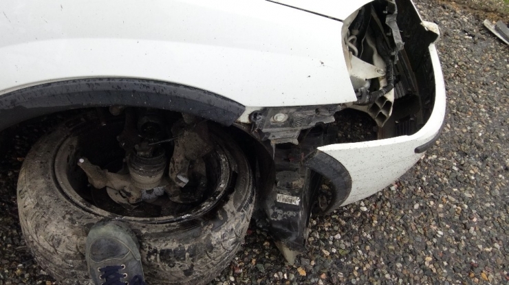 Lastiği Patlayan Araç Kazaya Neden Oldu, Sürücünün Burnu Bile Kanamadı