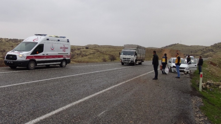 Lastiği Patlayan Araç Kazaya Neden Oldu, Sürücünün Burnu Bile Kanamadı