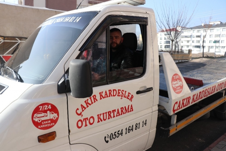 Bolu’da, Akülü Aracı Bozulan Engelliyi Çekiciyle Evine Taşıdı